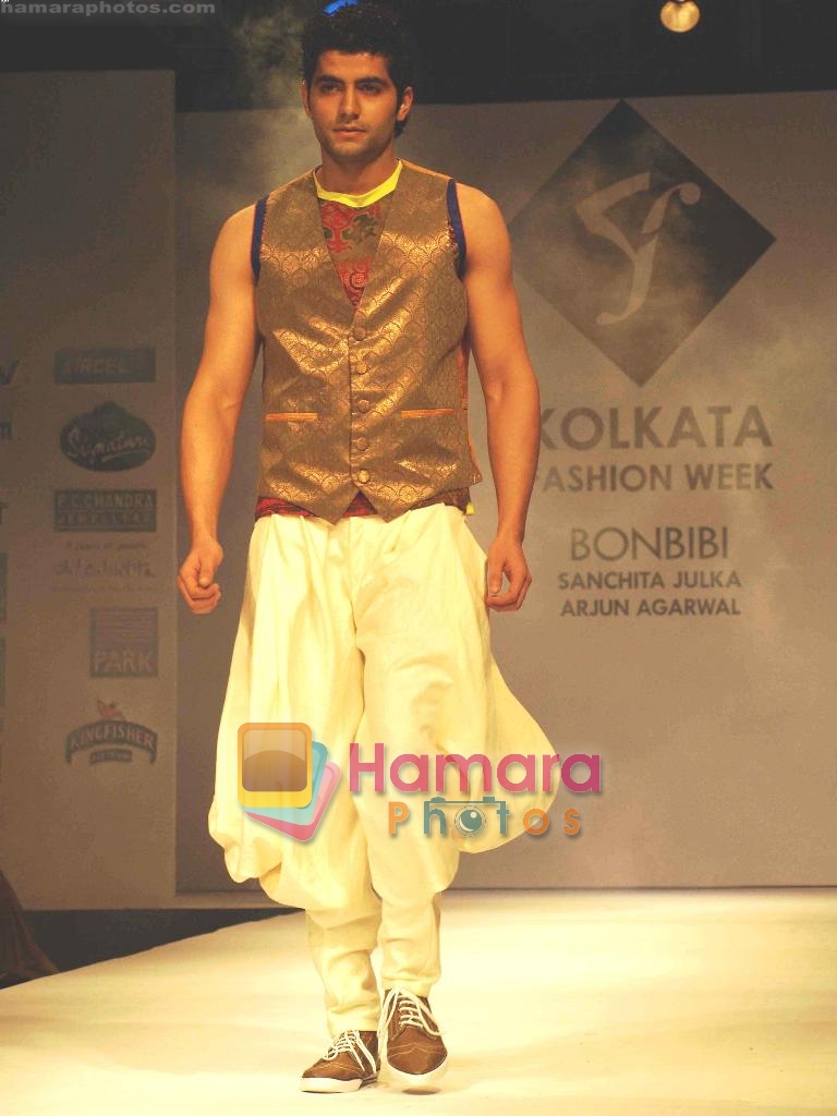 Model walk the ramp for Collective Nouveau at Kolkata Fashion Week day 3 on 4th April 2009 
