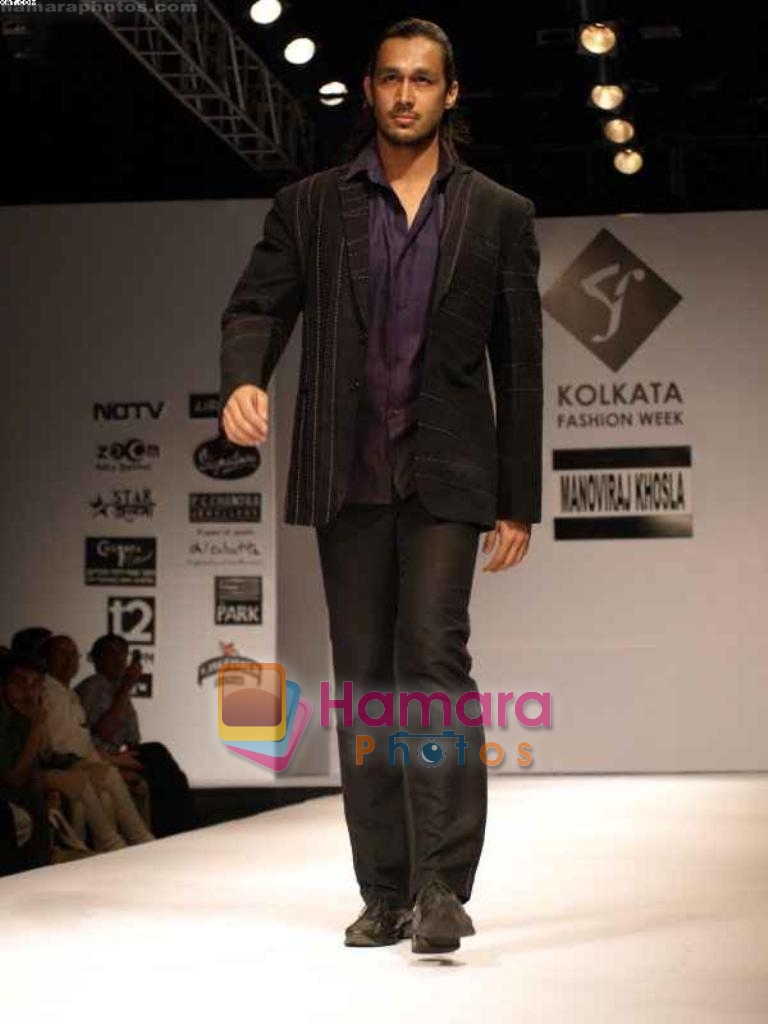 Model walk the ramp for Manoviraj Khosla at Kolkata Fashion Week day 2 on 4th April 2009 