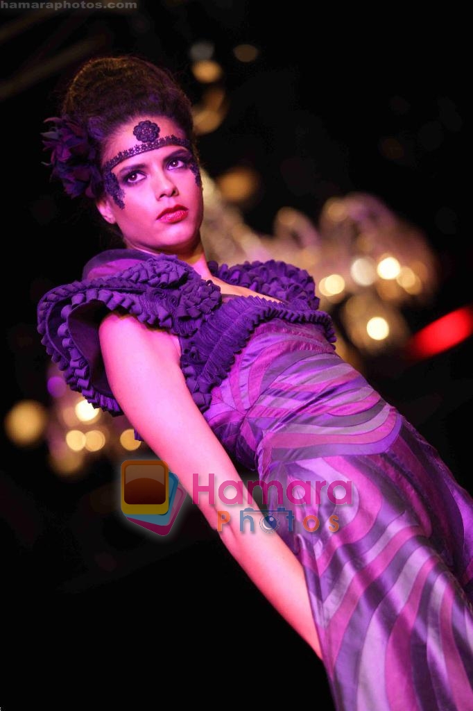 Model walk on the ramp for Rohit Bal at Kolkata Fashion Week Day 4 on 5th April 2009  