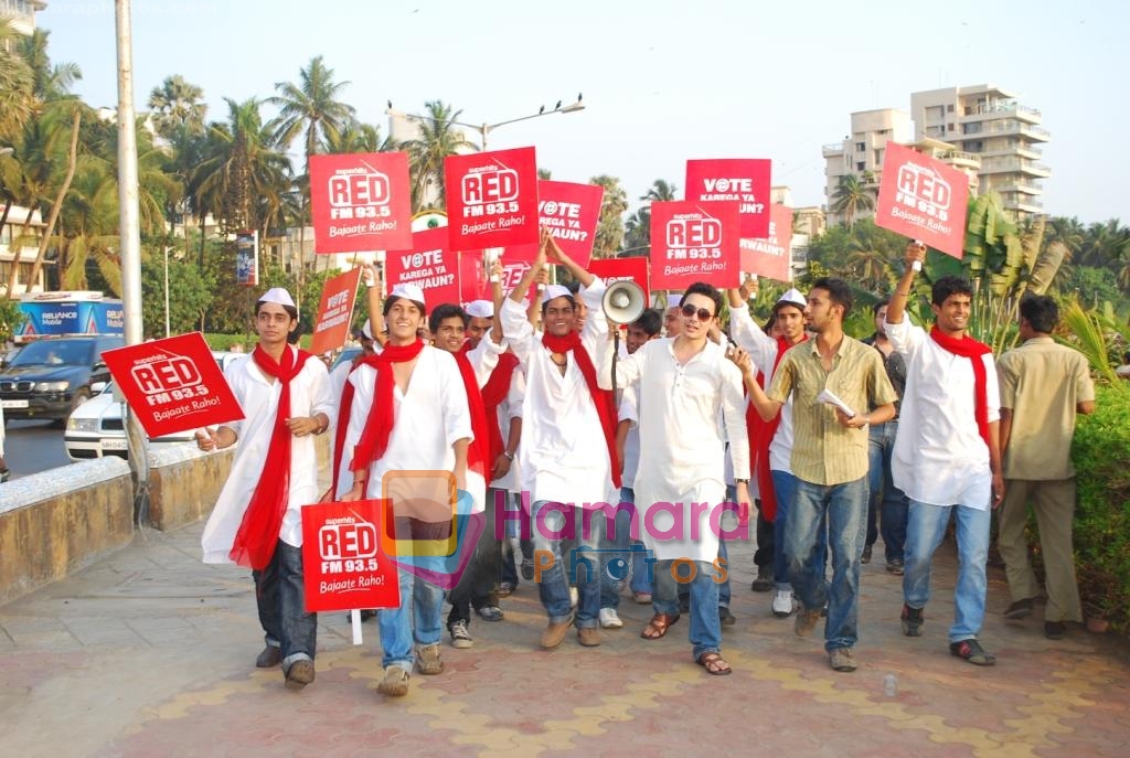 RJ Mantra canvassing for the Red FM 93.5 Vote Karo Ya Karwaun cause on 28th April 2009