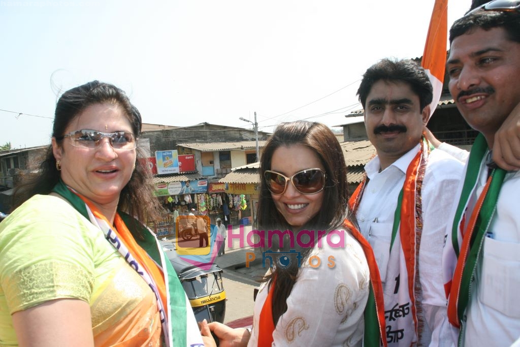 Mahima Chaudhry campaigns for NCP leader Sanjay Patil in Bhandup on 28th April 2009 