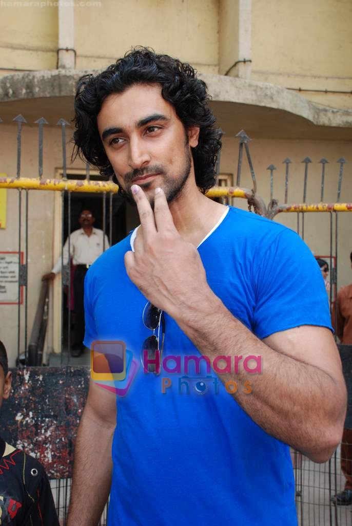 Kunal Kapoor goes to vote on 30th April 2009 