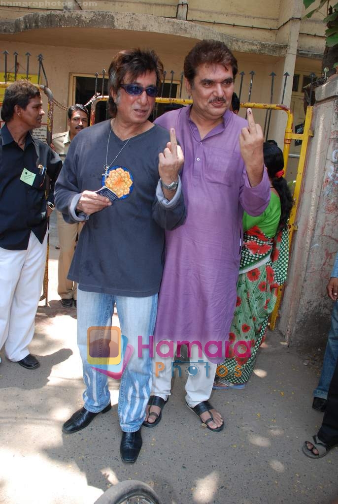Shakti Kapoor, Raza Murad goes to vote on 30th April 2009 