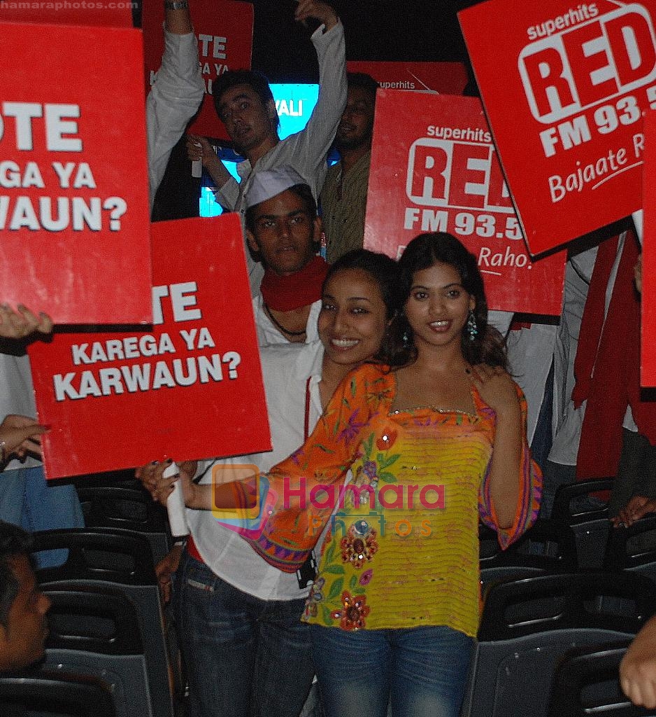 Priyankaa canvassing for the Red FM 93.5 Vote Karo Ya Karwaun cause on 28th April 2009 
