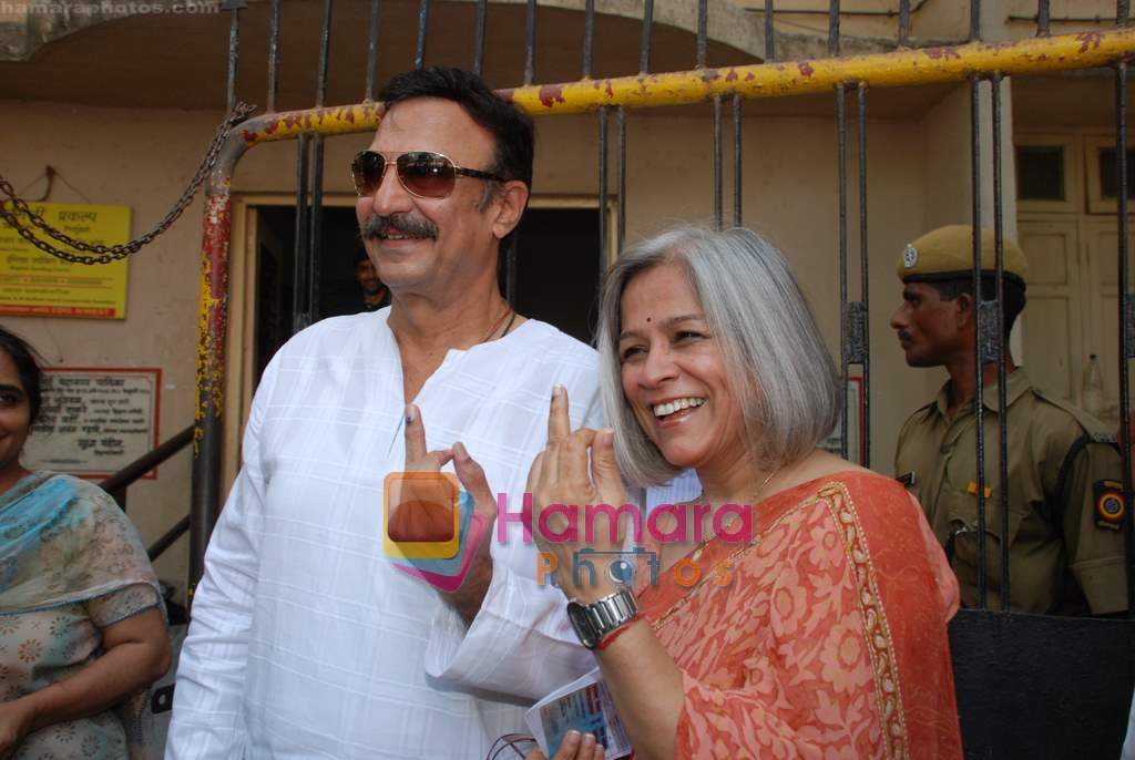 Suresh Oberoi goes to vote on 30th April 2009 