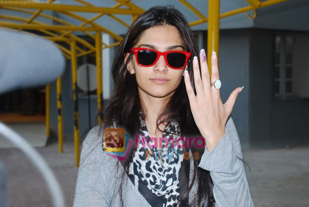 Sonam Kapoor goes to vote on 30th April 2009 