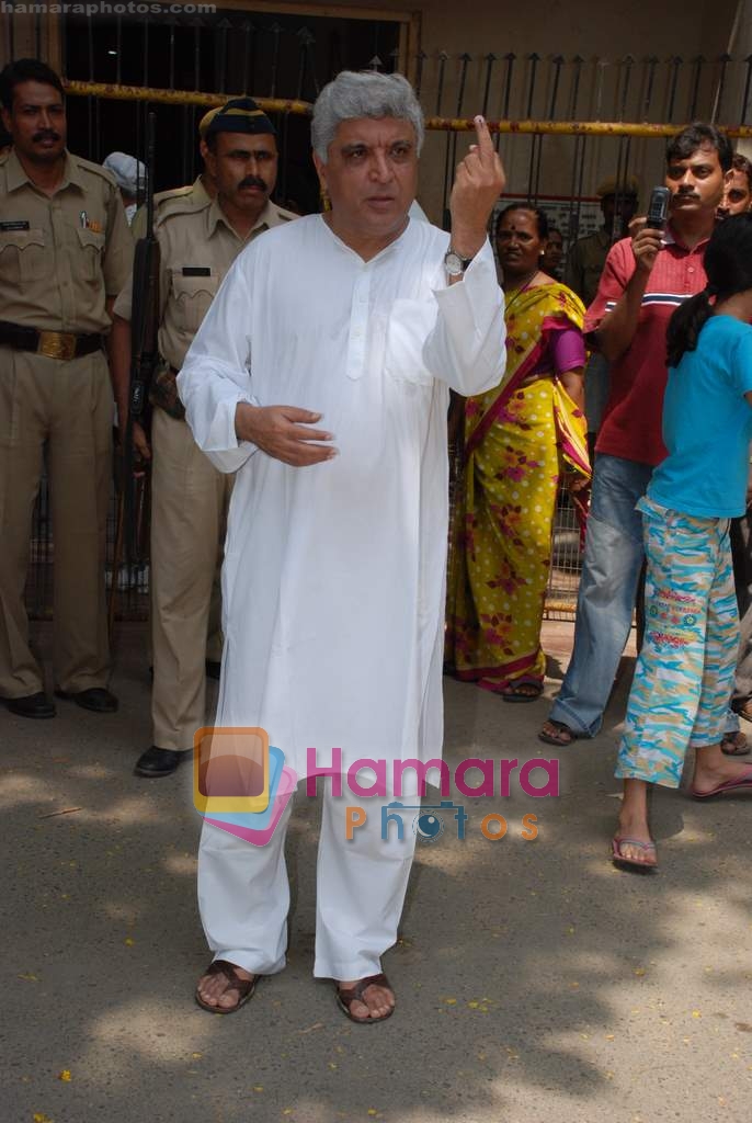 Javed Akhtar goes to vote on 30th April 2009 