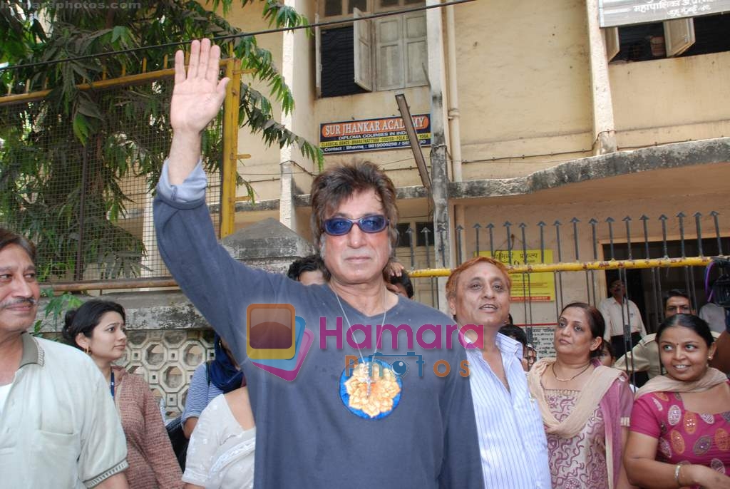 Shakti Kapoor goes to vote on 30th April 2009 