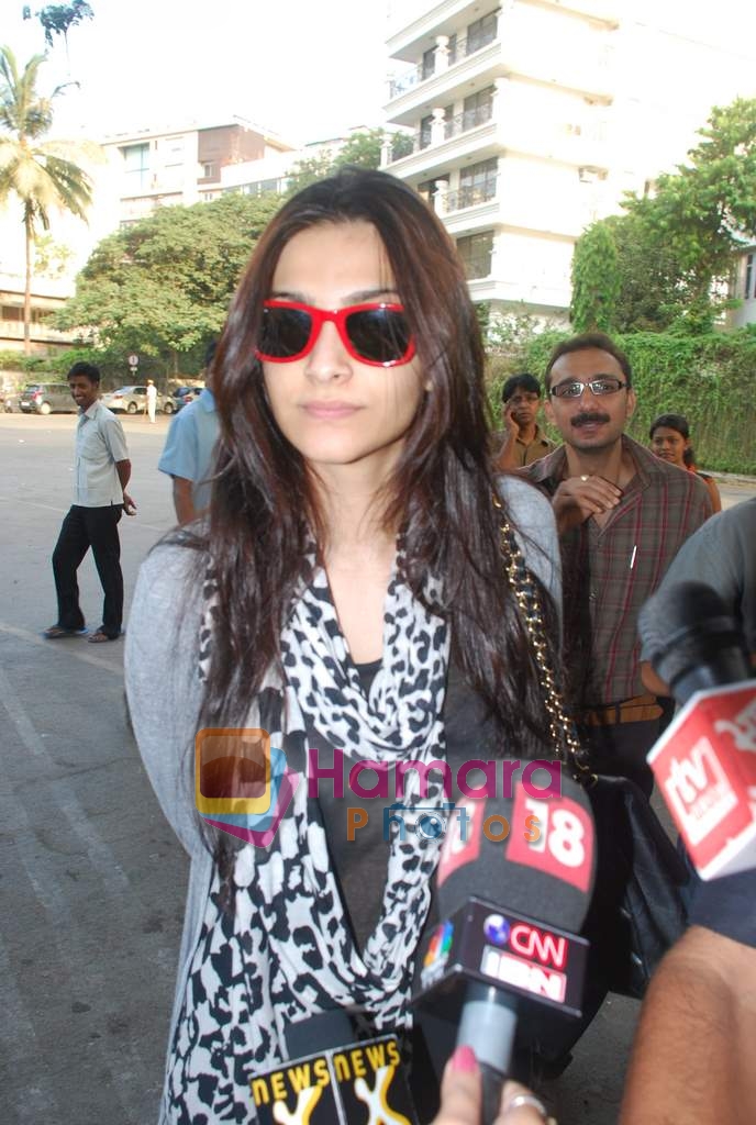 Sonam Kapoor goes to vote on 30th April 2009 