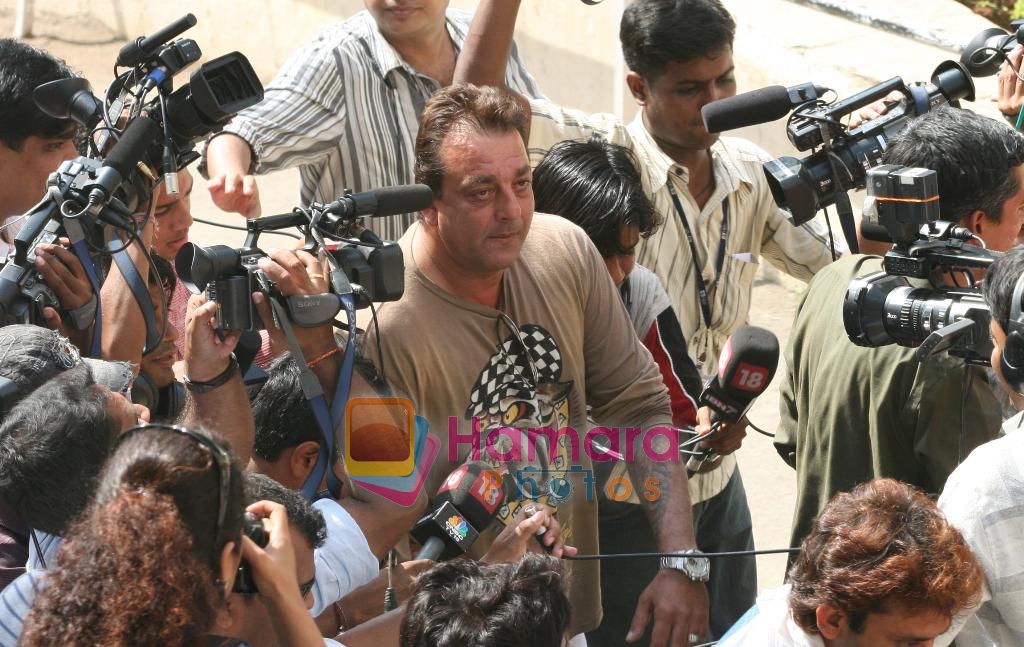 Sanjay Dutt goes to vote on 29th April 2009 