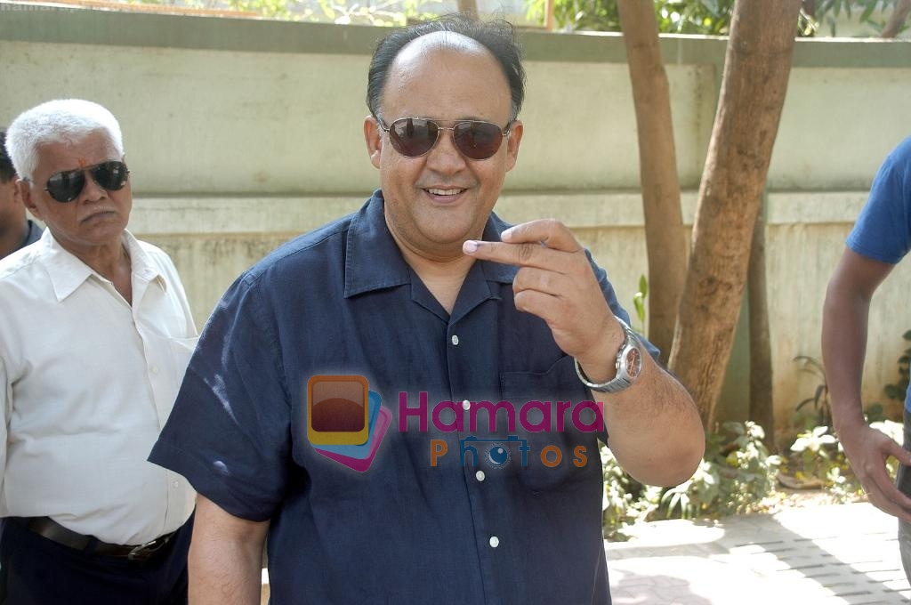 Alok Nath goes to vote on 29th April 2009 