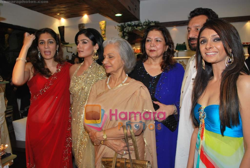 Raveena Tandon, Waheeda Rehman at store launch of designer Rina Shah with Jamila and Seema Malhotra in Khar on 4th May 2009 