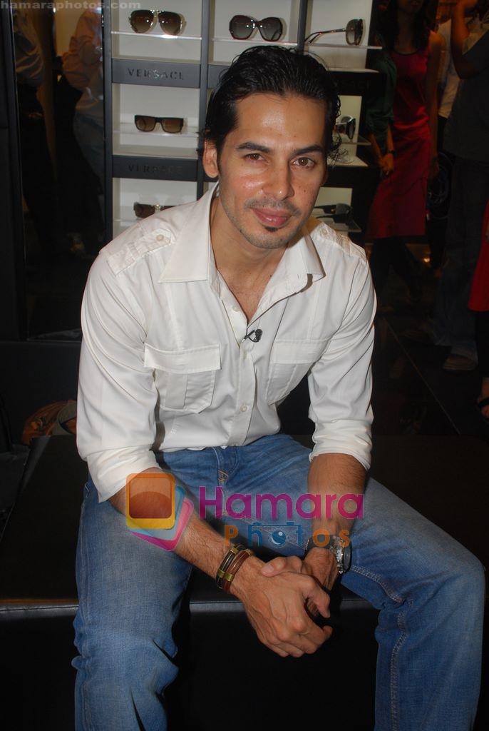 Dino Morea unveils Versace Accessories Boutique in Versace, Trident hotel, Mumbai on 4th May 2009 