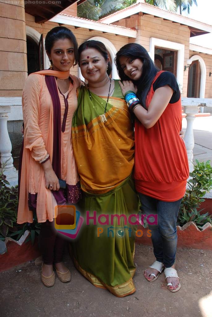 Ridhi Dogra, Supriya, Enrica at Hindi Hai Hum on location in Madh on 3rd May 2009 