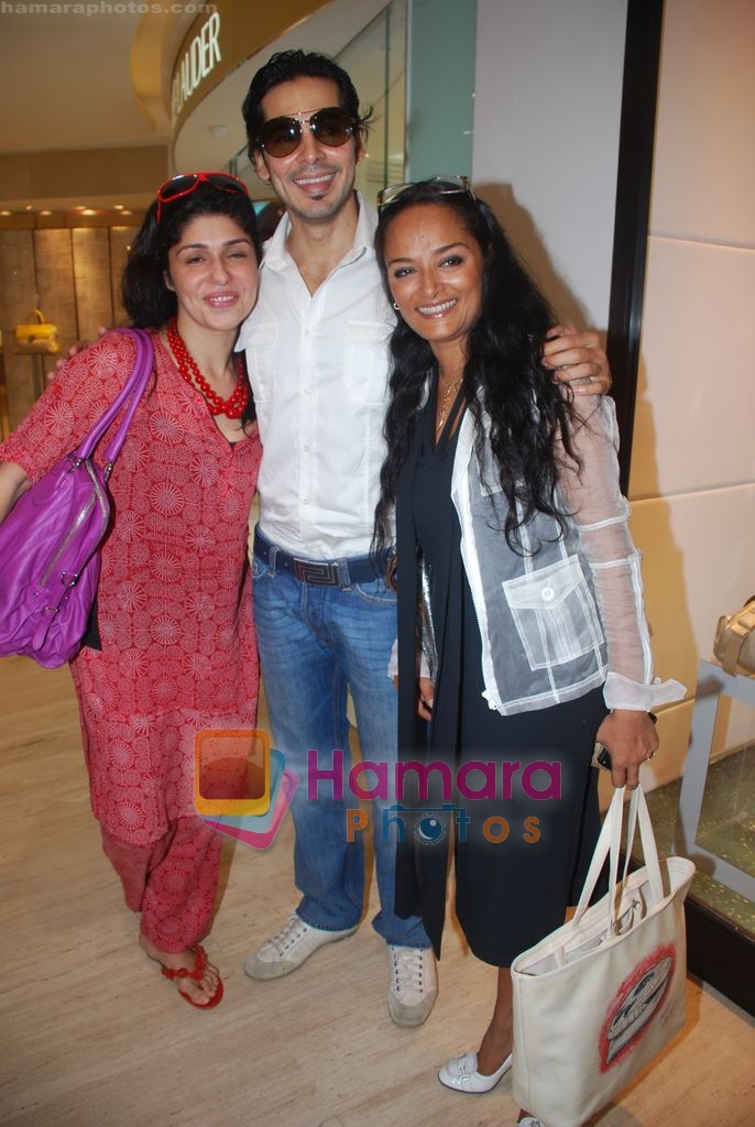 Dino Morea, Bandana and Anahita Shroff  unveils Versace Accessories Boutique in Versace, Trident hotel, Mumbai on 4th May 2009 