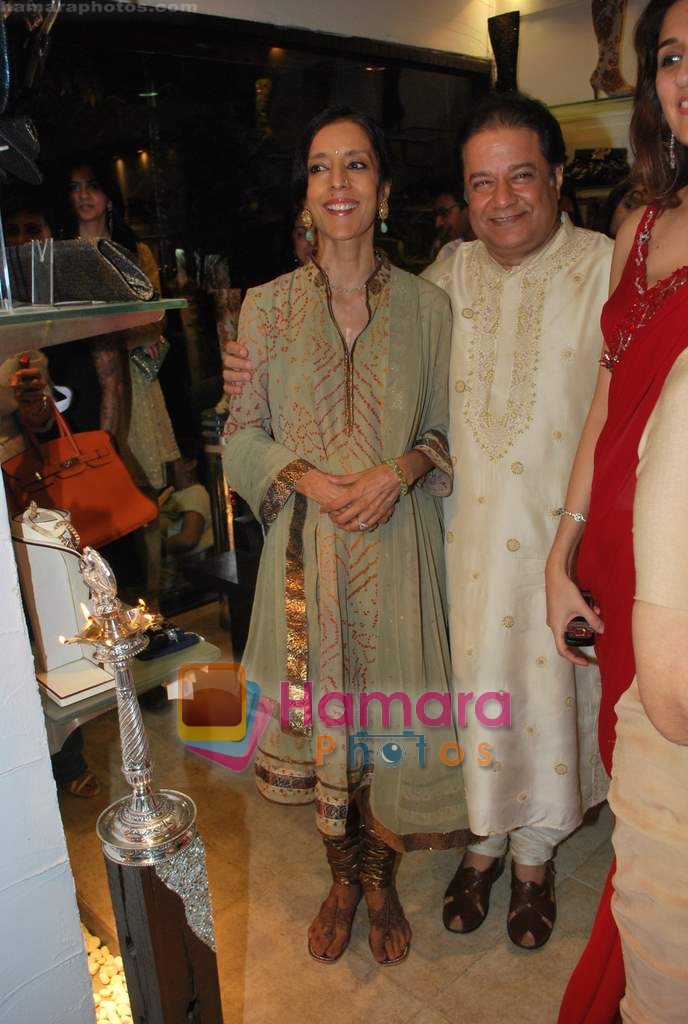 Anup Jalota at store launch of designer Rina Shah with Jamila and Seema Malhotra in Khar on 4th May 2009 