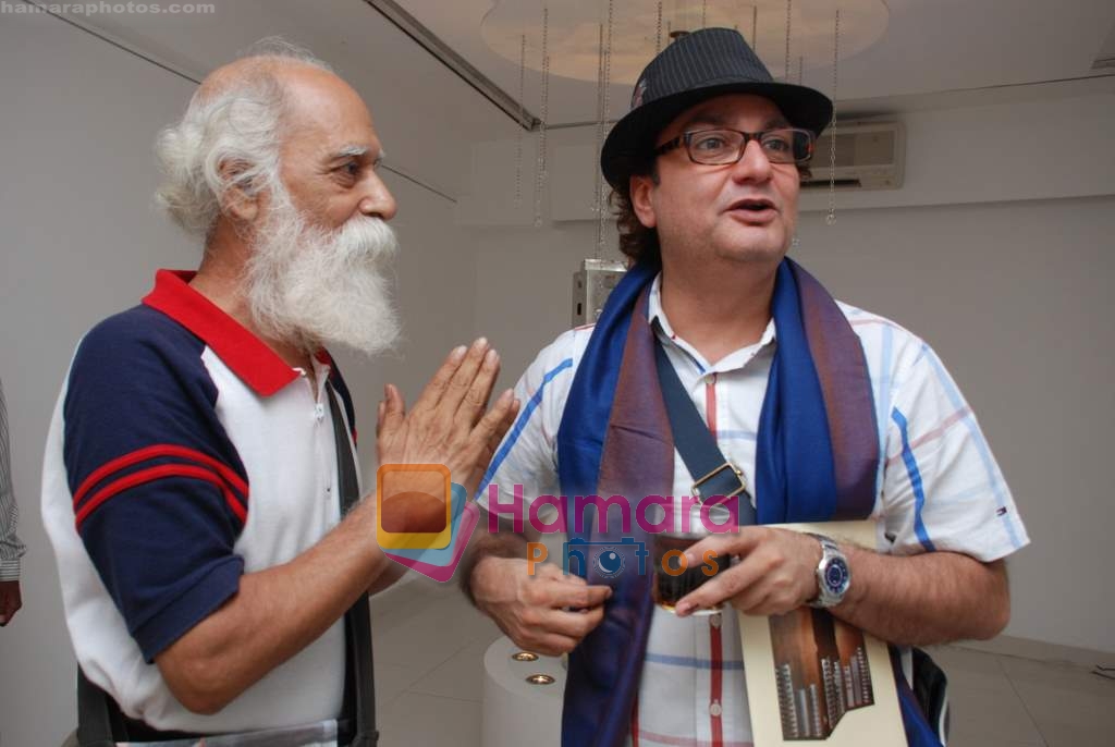 Vinay Pathak at designer Gauri Sahni's exhibition in Jehangir on 4th May 2009 