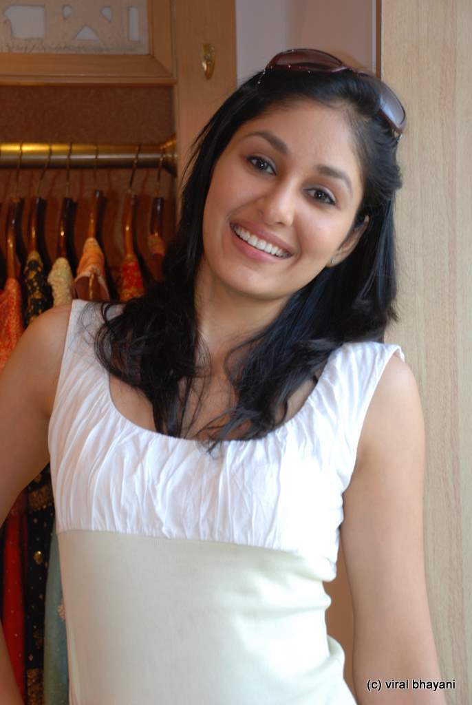 Pooja Chopra at Ritu Kumar store, Lower Parel on 8th May 2009 