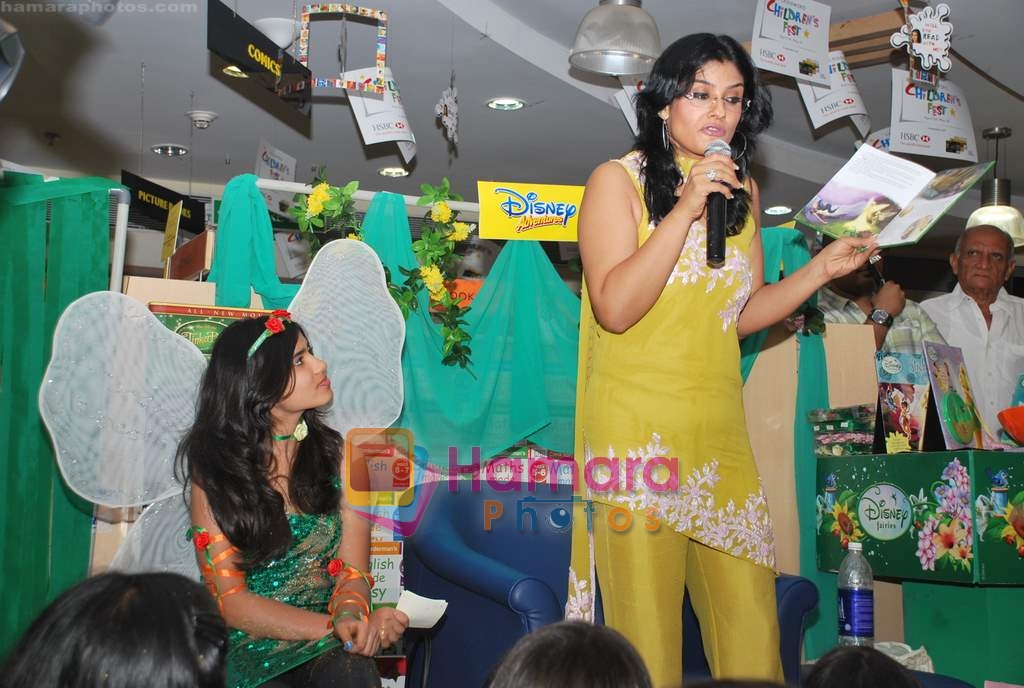 Raveena Tandon at Tinker Bell book reading for kids at Crossword book store on 16th May 2009 