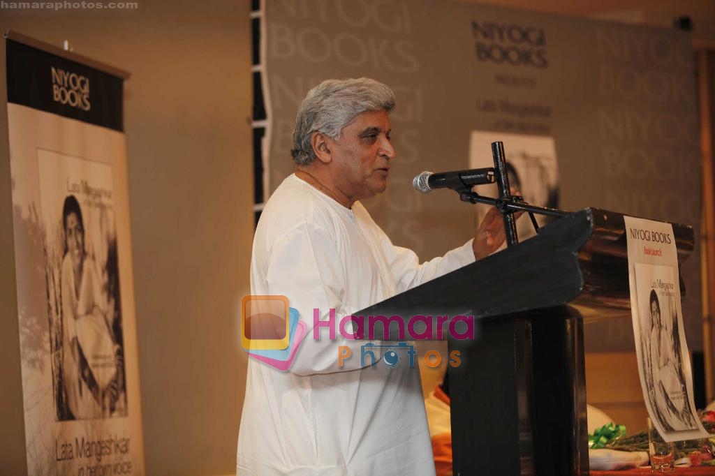 Javed Akhtar at the launch of Book lata Mangeshkar in her own voice by Nasreen Munni Kabir in Mayfair Banquets, Worli, Mumbai on 15th May 2009 ~0