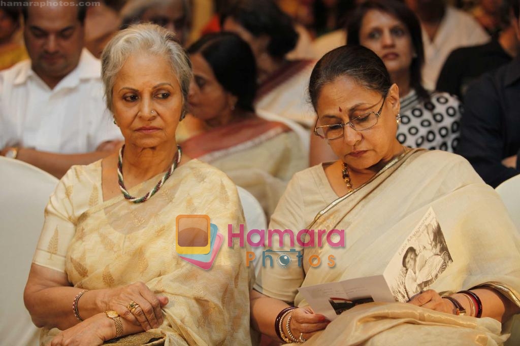 Waheeda Rehman, Jaya Bachchan at the launch of Book lata Mangeshkar in her own voice by Nasreen Munni Kabir in Mayfair Banquets, Worli, Mumbai on 15th May 2009 