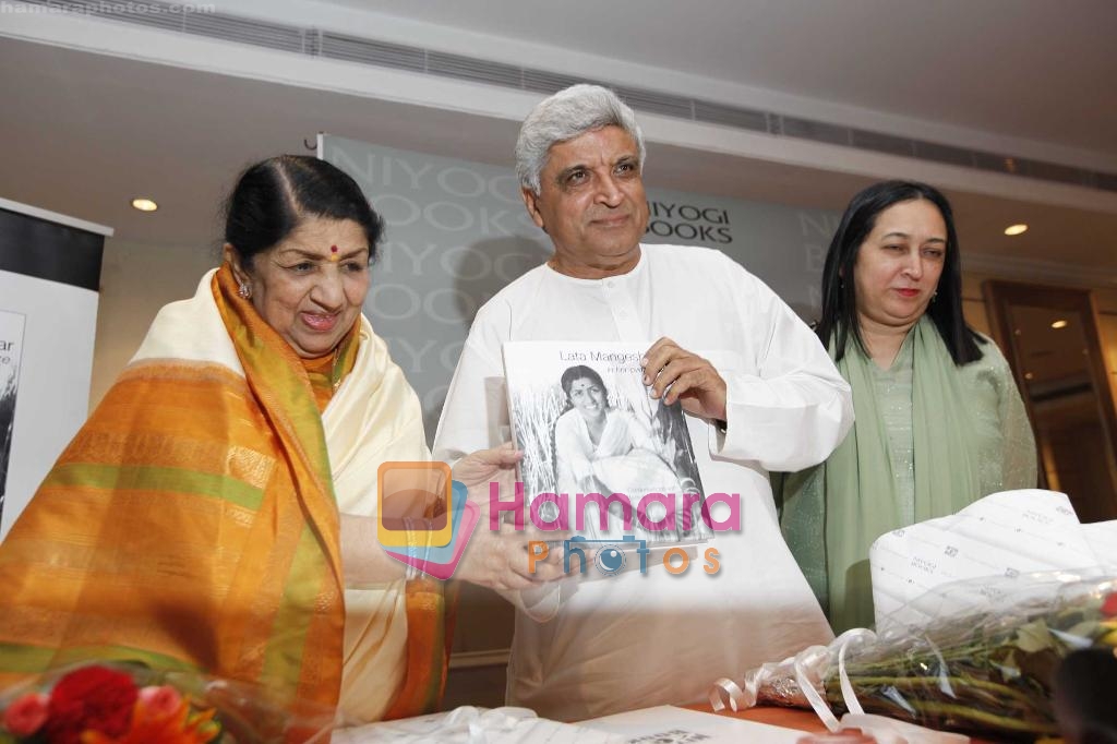 Lata Mangeshkar, Javed Akhtar at the launch of Book lata Mangeshkar in her own voice by Nasreen Munni Kabir in Mayfair Banquets, Worli, Mumbai on 15th May 2009 