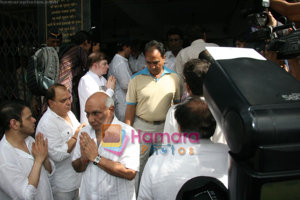 Yash Chopra at prakash mehra funeral in Oshiwara, Andheri, Mumbai on 18th May 2009 