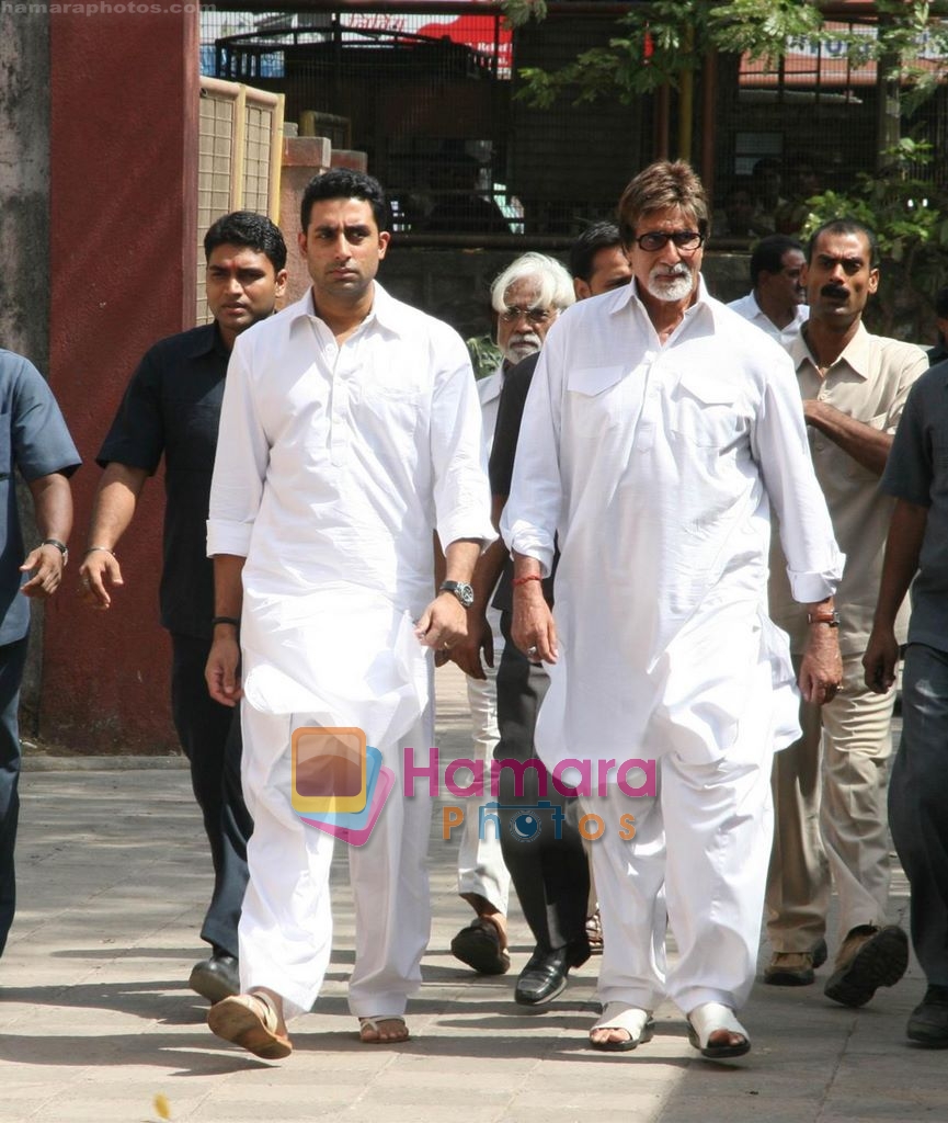 Amitabh bachchan, Abhishek Bachchan at prakash mehra funeral in Oshiwara, Andheri, Mumbai on 18th May 2009 