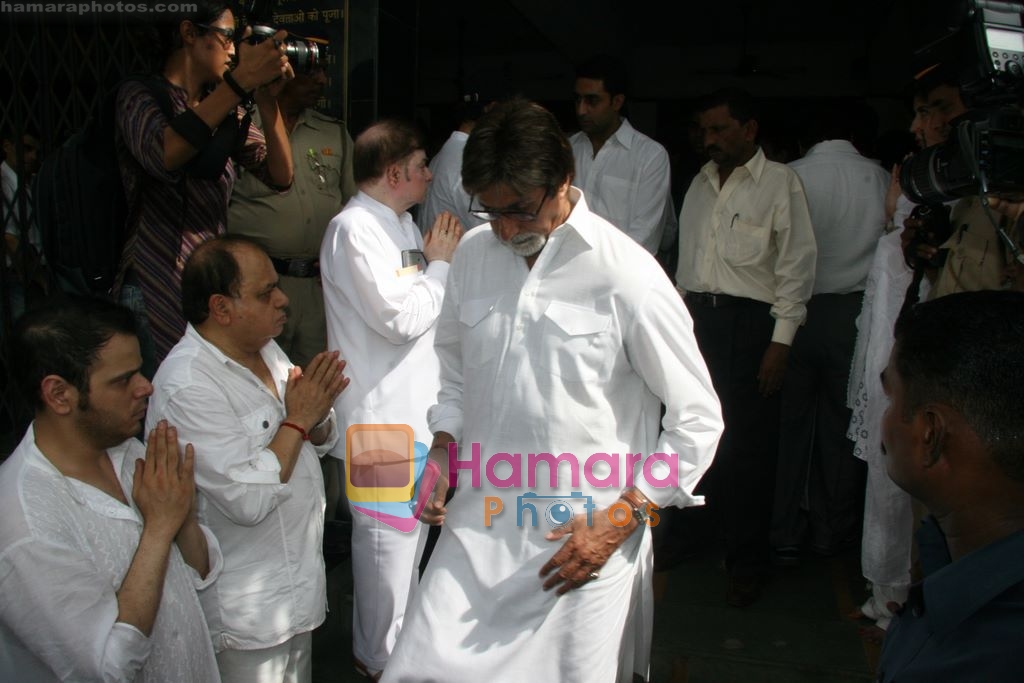 Amitabh Bachchan at prakash mehra funeral in Oshiwara, Andheri, Mumbai on 18th May 2009 