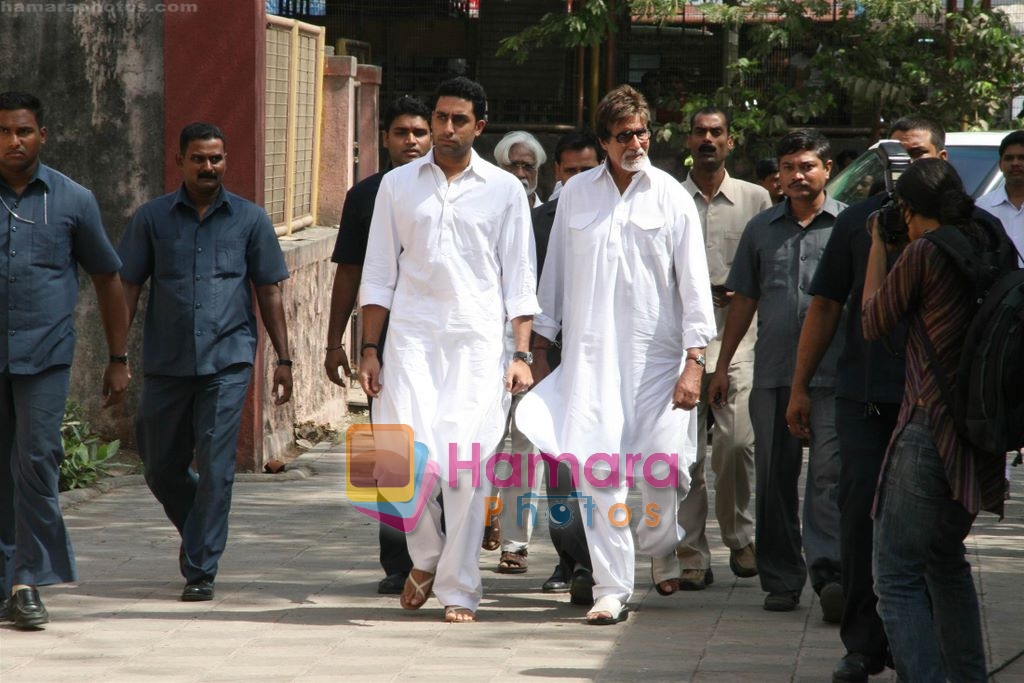 Abhishek Bachchan, Amitabh Bachchan at prakash mehra funeral in Oshiwara, Andheri, Mumbai on 18th May 2009 