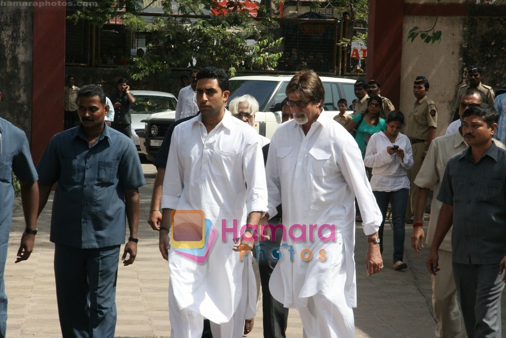 Amitabh bachchan, Abhishek Bachchan at prakash mehra funeral in Oshiwara, Andheri, Mumbai on 18th May 2009 