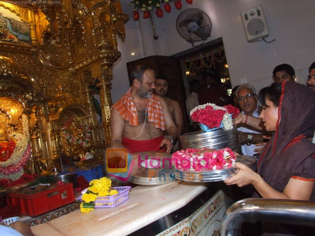 Divya Dutta promotes film Vighnaharta Shree Siddhivinayak in Siddhivinayak Temple on 21st May 2009 