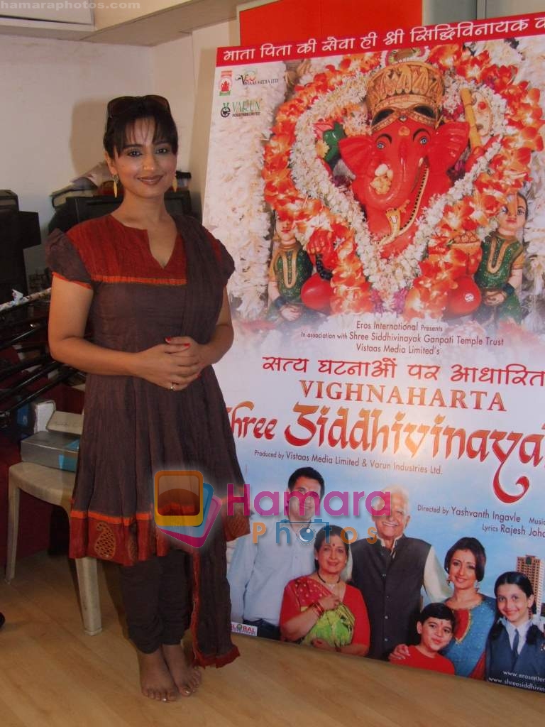 Divya Dutta promotes film Vighnaharta Shree Siddhivinayak in Siddhivinayak Temple on 21st May 2009 
