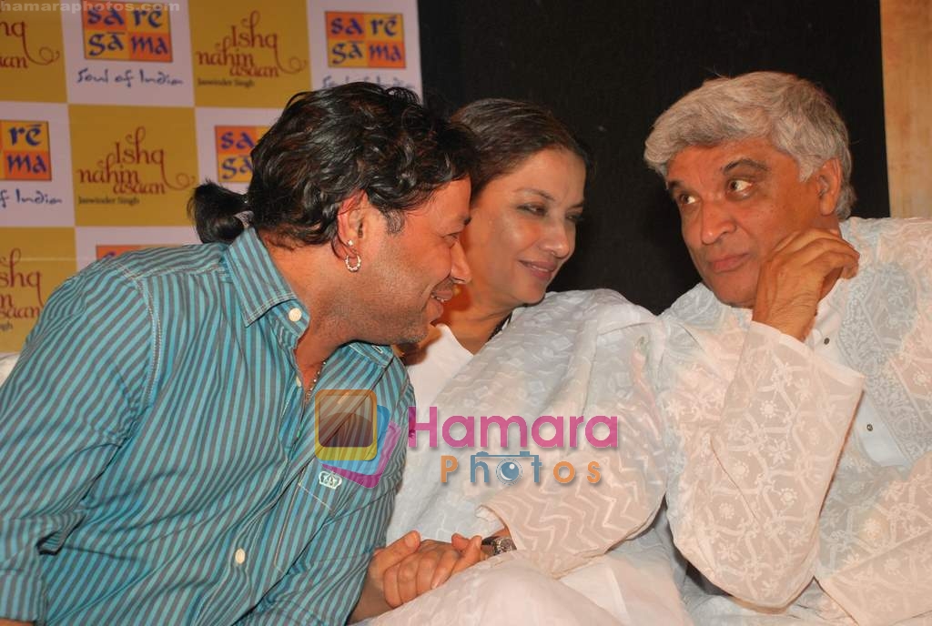 Javed Akhtar, Shabana Azmi, Kailash Kher at the launch of Jaswinder Singh's album Ishq Nahin Asaan in Bhavans on 27th May 2009  - Copy