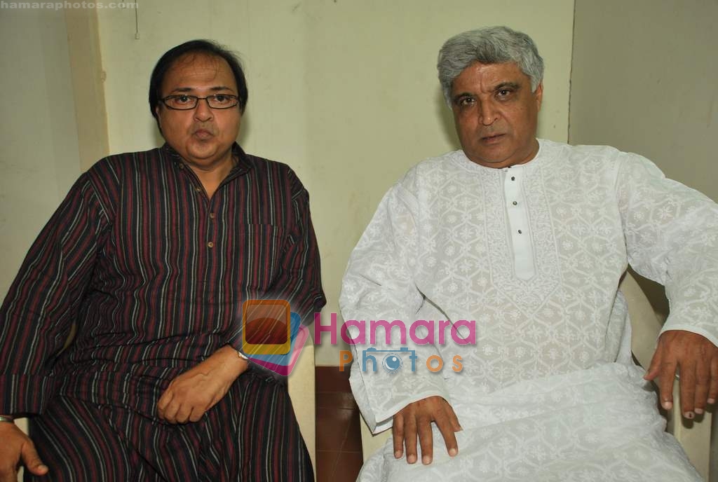 Rakesh Bedi, Javed Akhtar at the launch of Jaswinder Singh's album Ishq Nahin Asaan in Bhavans on 27th May 2009 