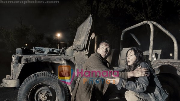 Christian Bale, Moon Bloodgood in still from the movie Terminator Salvation
