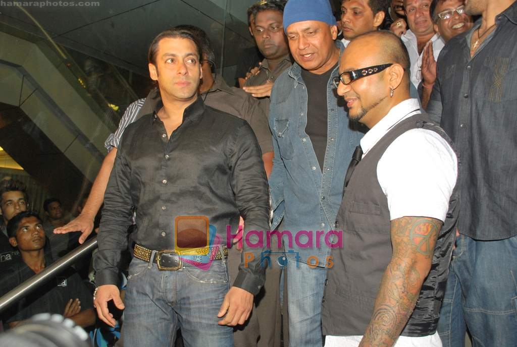 Salman Khan at Aalim Hakim salon launch at True Fitness on 29th May 2009 