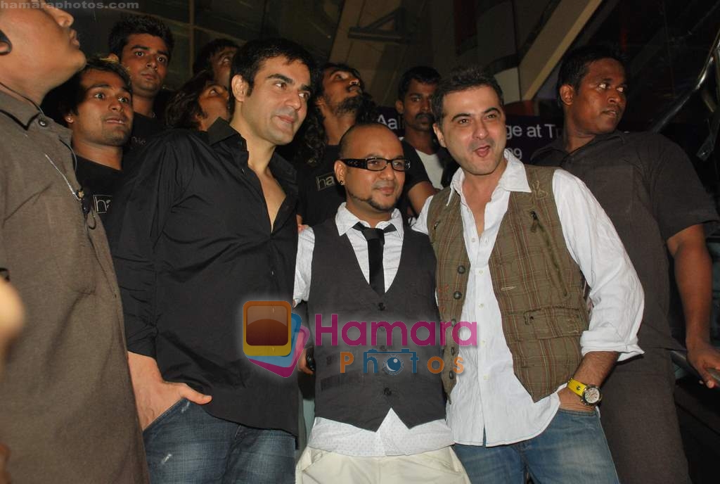 Arbaaz Khan, Sanjay Kapoor at Aalim Hakim salon launch at True Fitness on 29th May 2009 