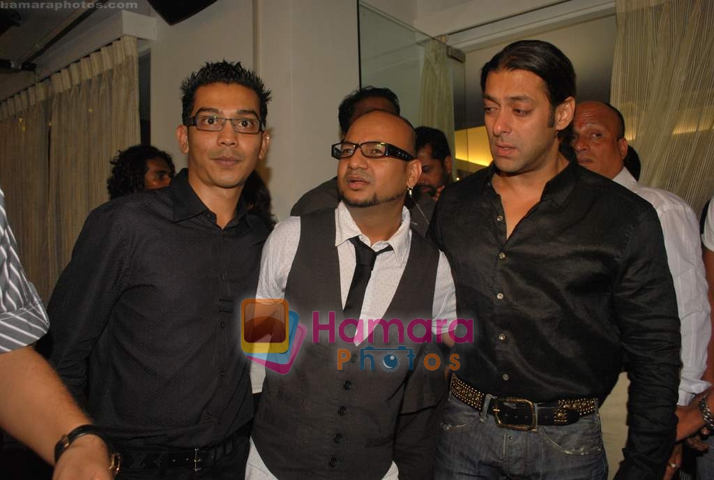 Salman Khan at Aalim Hakim salon launch at True Fitness on 29th May 2009 