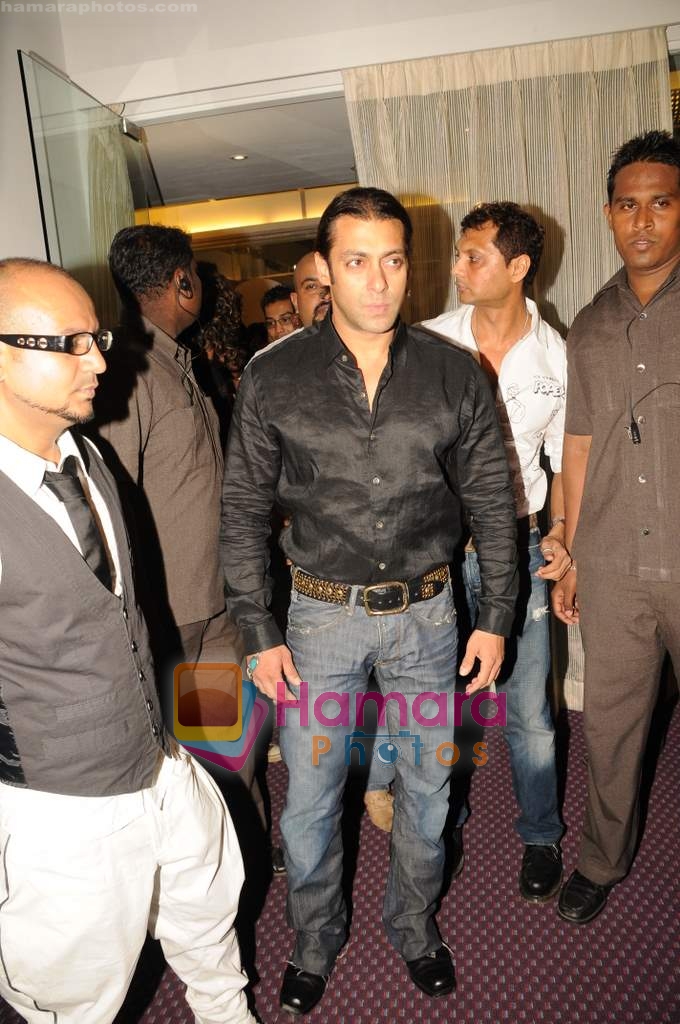 Salman Khan at Aalim Hakim salon launch at True Fitness on 29th May 2009  