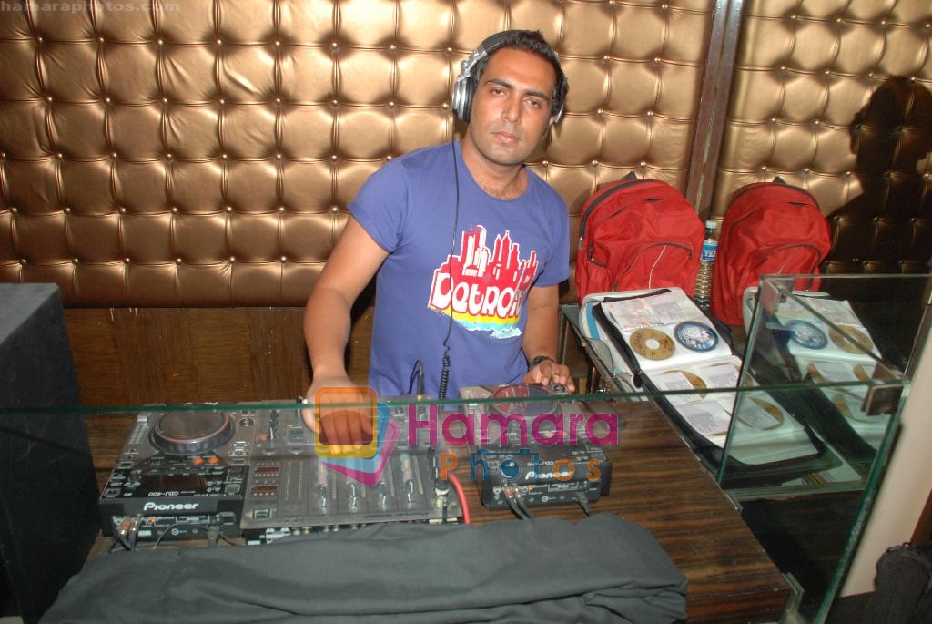 DJ SK spins his new underground tracks in Vie Lounge on 1st June 2009 