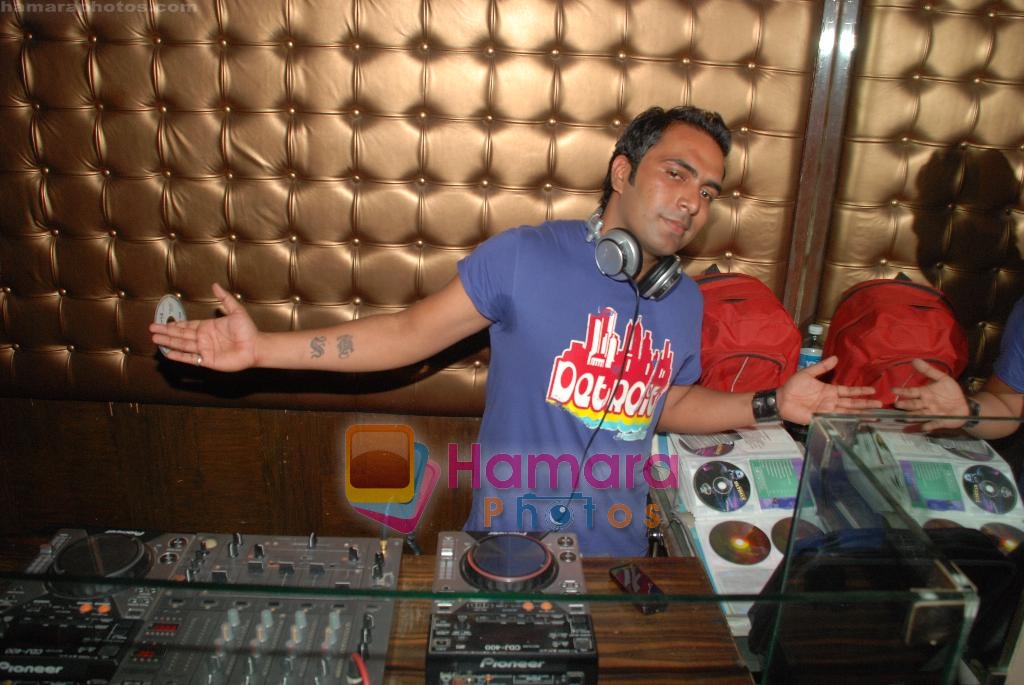 DJ SK spins his new underground tracks in Vie Lounge on 1st June 2009 
