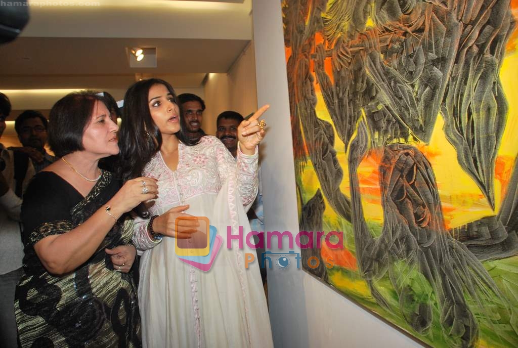 Vidya Balan at Kiran Chopra's art exhibition in Jehangir on 1st june 2009 