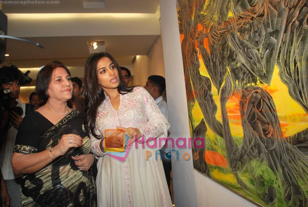 Vidya Balan at Kiran Chopra's art exhibition in Jehangir on 1st june 2009 