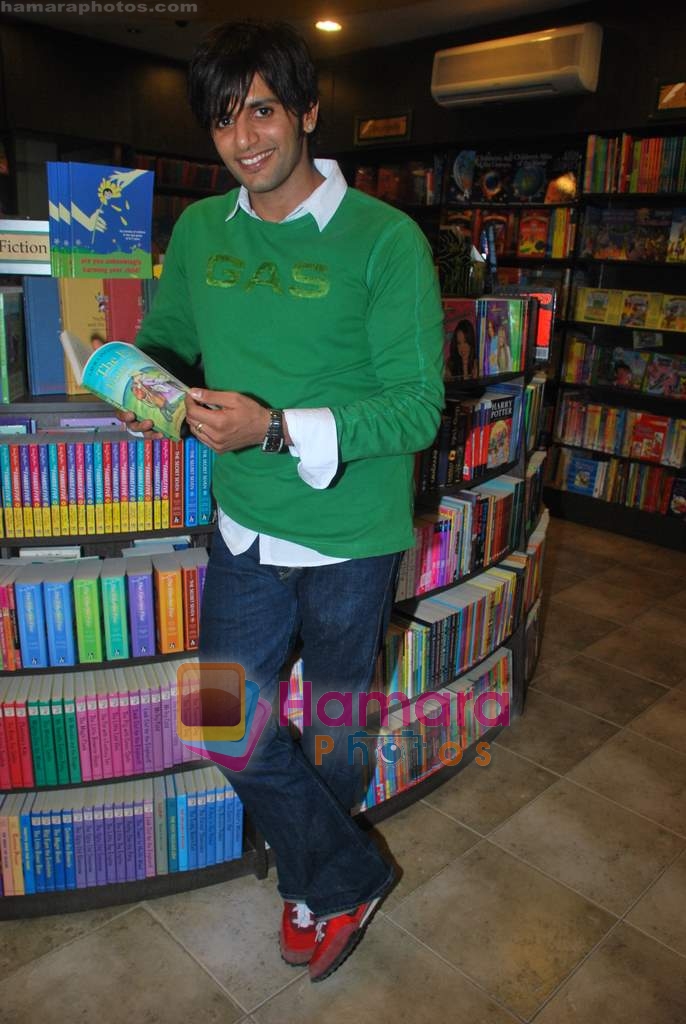 Karnveer at Poddar's Zelda book launch in Granth Book Store on 5th June 2009 