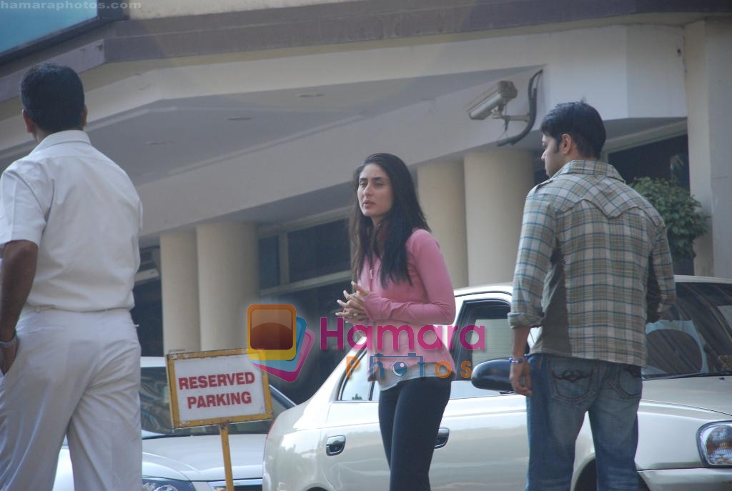 Kareena Kapoor snapped without make up on 6th June 2009 
