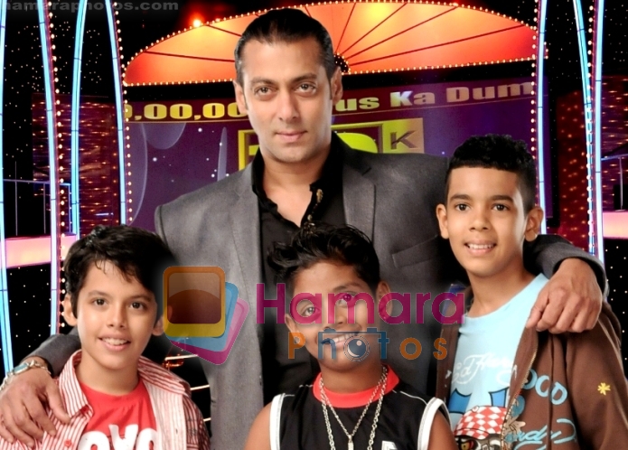 Salman Khan with Darsheel, Tanmay and Azhar on the sets of Dus Ka Dum in Sony Entertainment on 8th June 2009