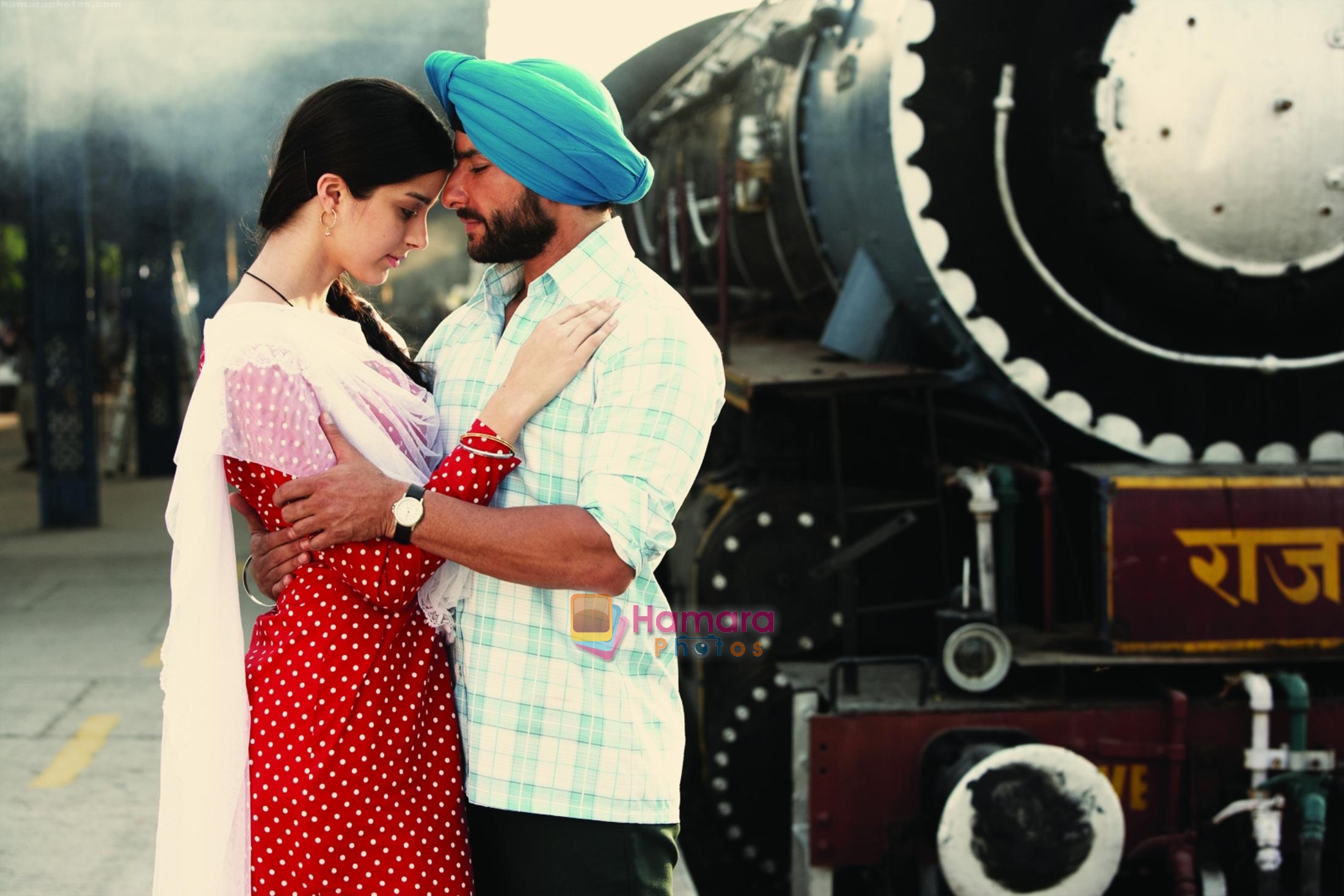 Saif Ali Khan and Deepika Padukone in the still from movie Love Aaj Kal 