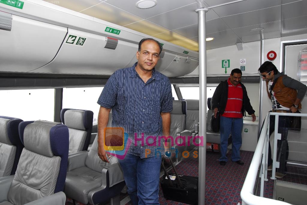 Ashutosh Gowarikar arrive in Macau for IIFA on 10th June 2009 