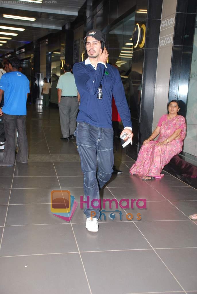 Dino Morea arrive at Mumbai Airport from IIFA, Macau on 14th June 2009 
